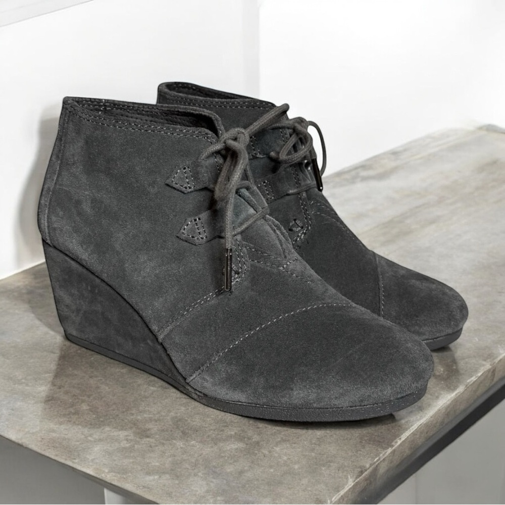 Toms Kala Wedge Heel Ankle Booties Size 8 Gray Suede Lace Up Gray EUC